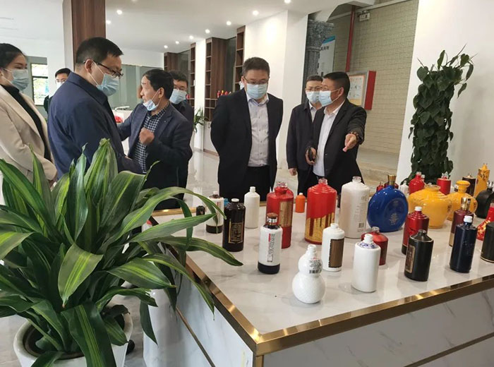 茅臺集團(tuán)黨委委員、副總經(jīng)理吳浩軍及播州區(qū)委書記陳松等領(lǐng)導(dǎo)一行蒞臨首創(chuàng)公司參觀指導(dǎo)工作